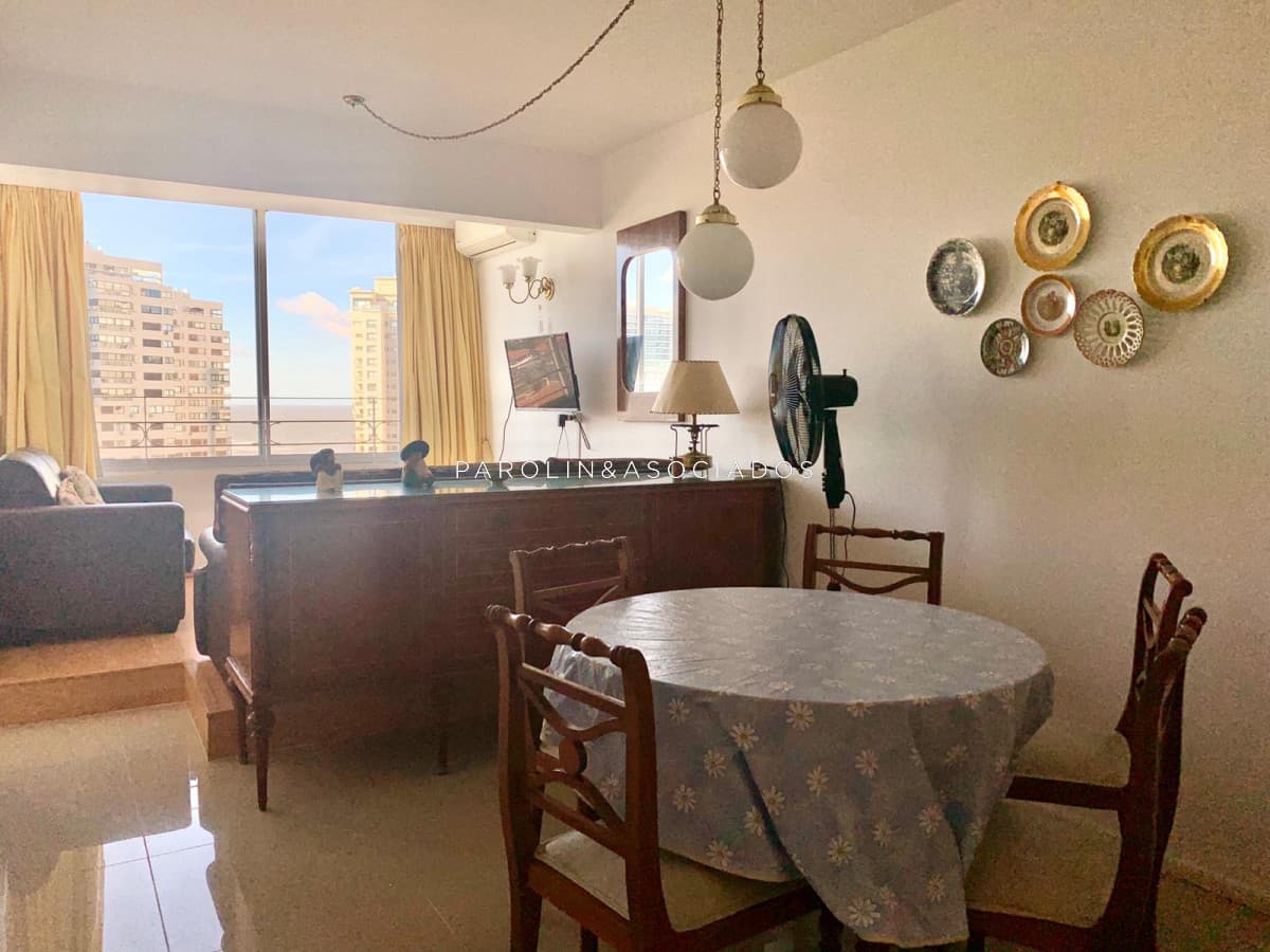 Apartamento de 2 dormitorios en venta en edificio Vanguardia, Punta del Este.