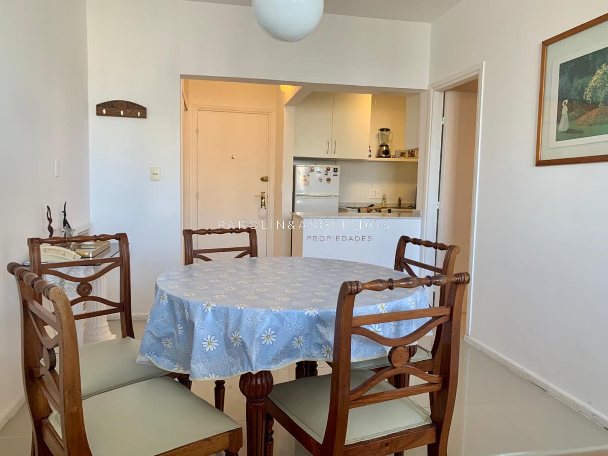 Apartamento de 2 dormitorios en venta en edificio Vanguardia, Punta del Este.