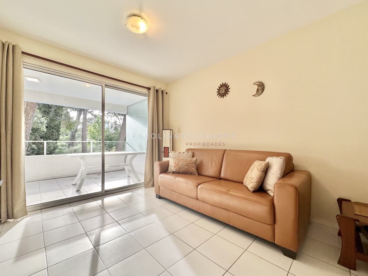 Apartamento de tres dormitorios con parrillero propio en edificio La Forest, Punta del Este.