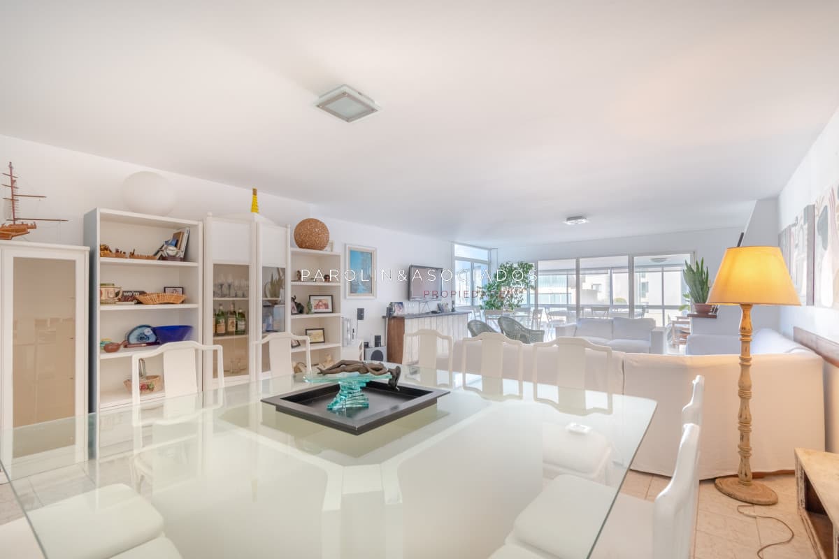 Apartamento en venta de 4 dormitorios en Punta del Este.