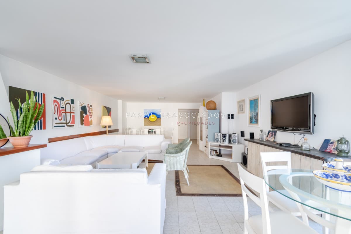 Apartamento en venta de 4 dormitorios en Punta del Este.