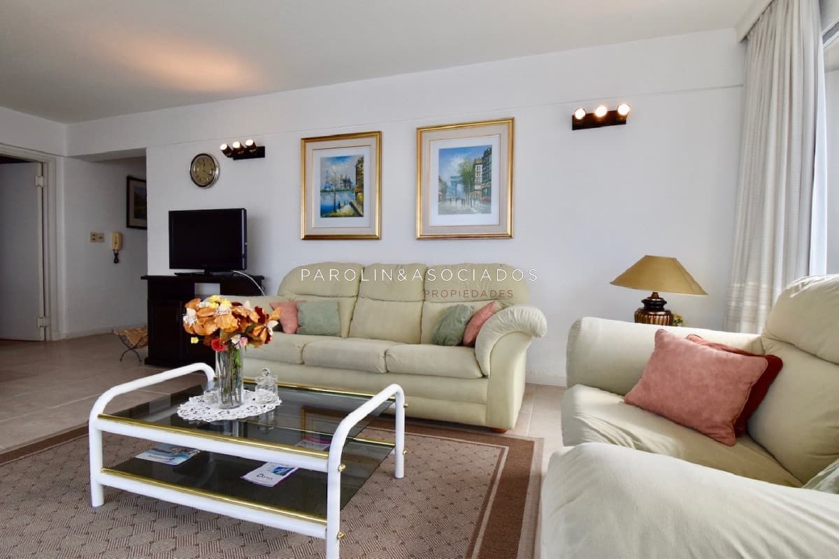 Apartamento en venta en edificio Torre Plaza, Punta del Este.