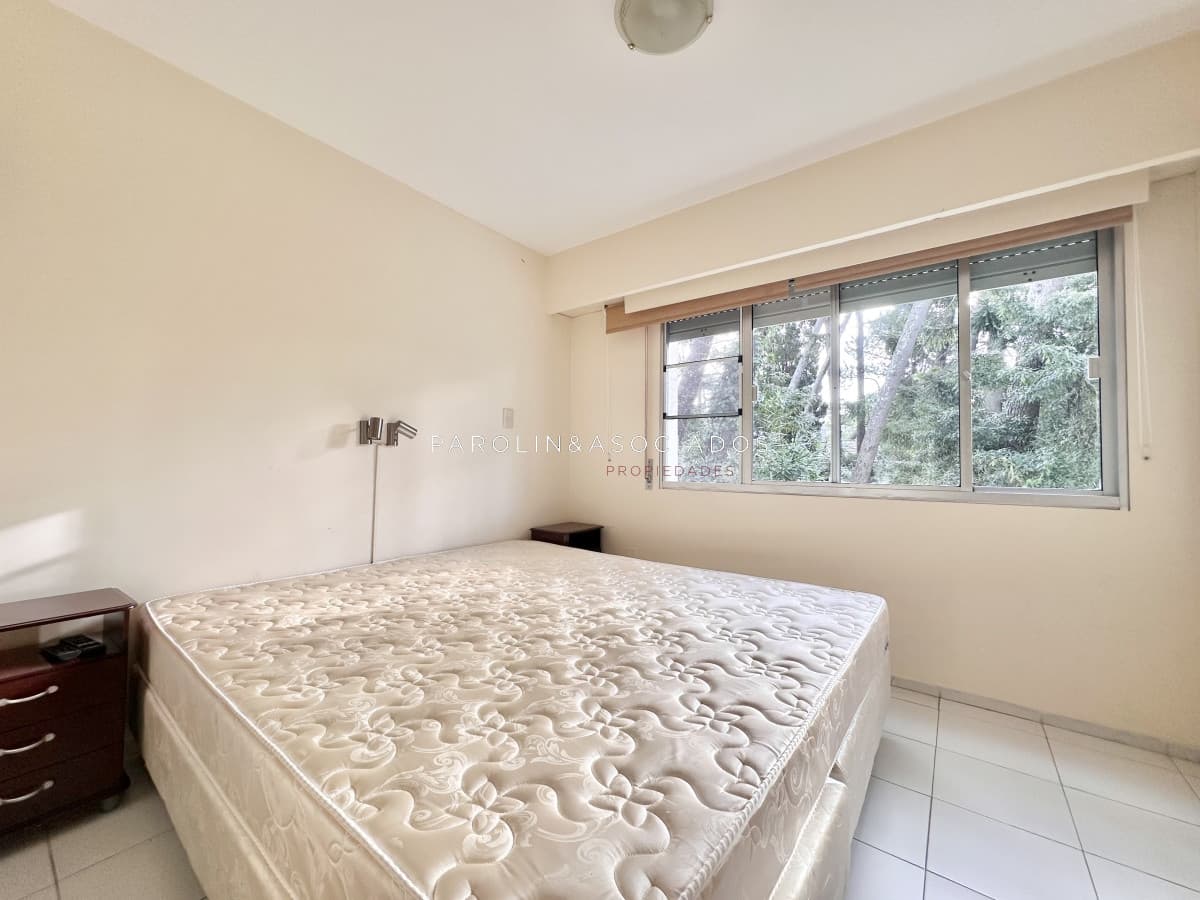 Apartamento de tres dormitorios con parrillero propio en edificio La Forest, Punta del Este.
