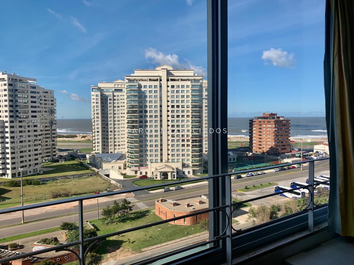 Apartamento de 2 dormitorios en venta en edificio Vanguardia, Punta del Este.
