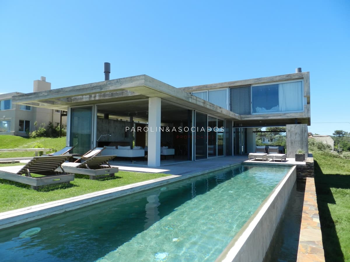 Moderna casa frente al mar en venta en Tío Tom, Solanas - Punta del Este.