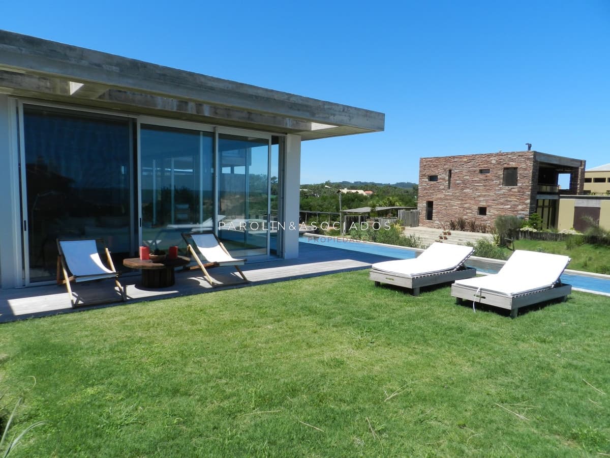 Moderna casa frente al mar en venta en Tío Tom, Solanas - Punta del Este.