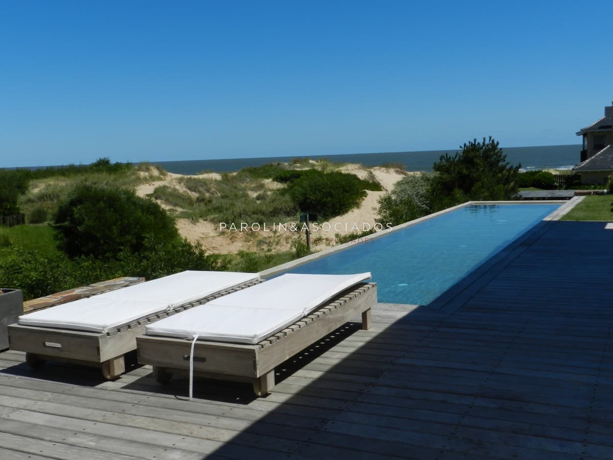 Moderna casa frente al mar en venta en Tío Tom, Solanas - Punta del Este.