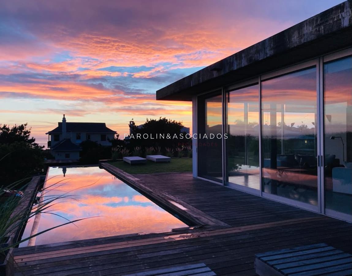 Moderna casa frente al mar en venta en Tío Tom, Solanas - Punta del Este.