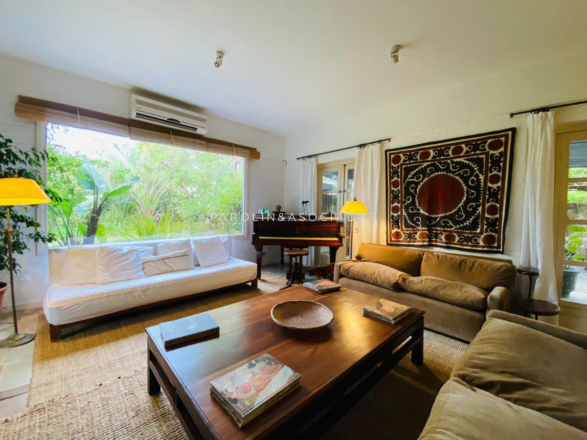 Hermosa casa en venta en La Barra, Punta del Este.