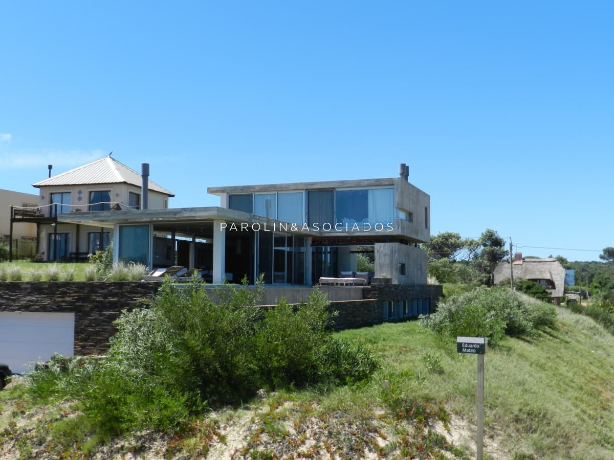 Moderna casa frente al mar en venta en Tío Tom, Solanas - Punta del Este.