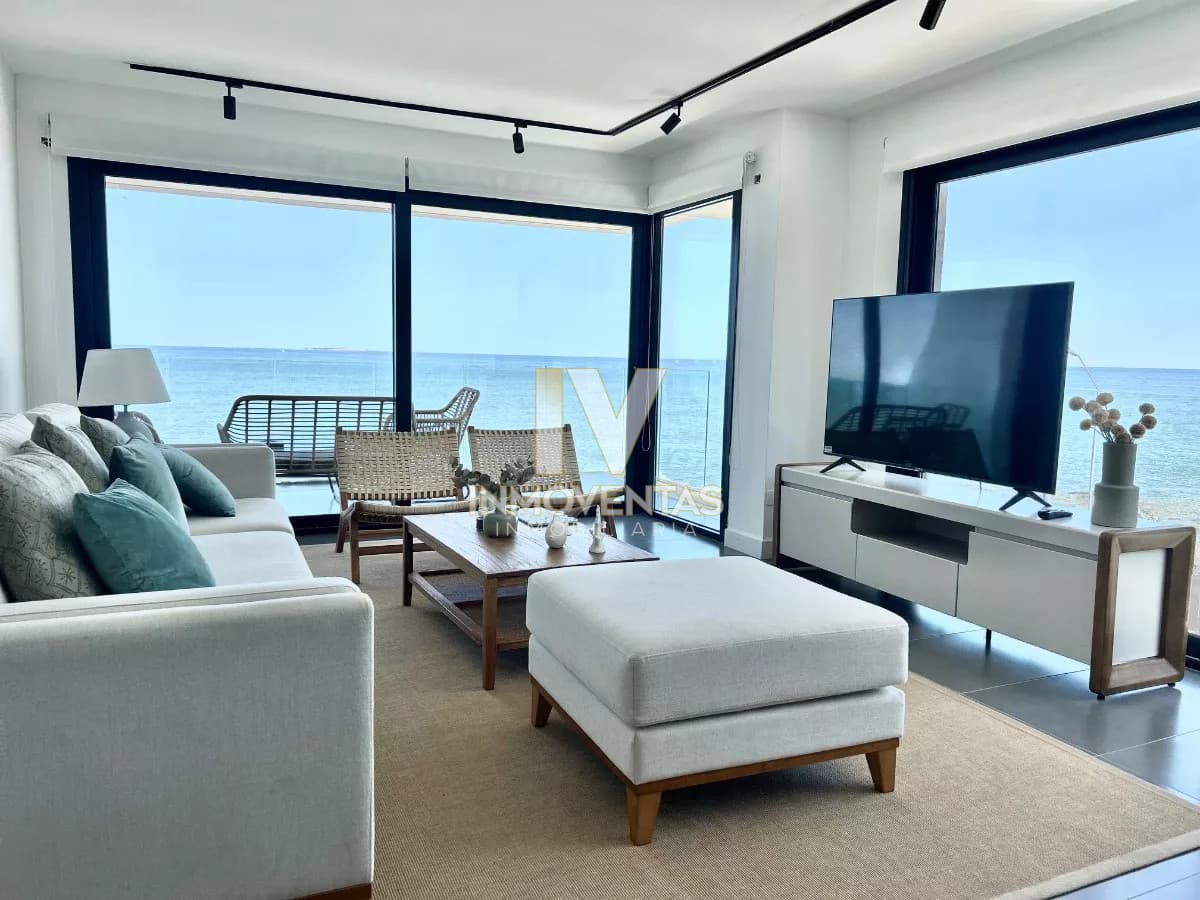 Apartamento frente al mar de tres dormitorios en Penisnula de Punta del este