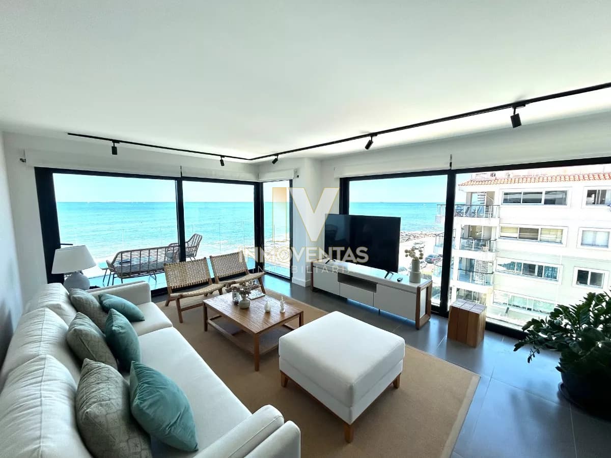 Apartamento frente al mar de tres dormitorios en Penisnula de Punta del este