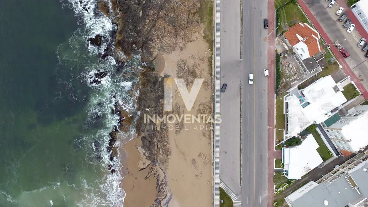 Casa de seis dormitorios en primera linea frente al mar en Península de Punta del Este