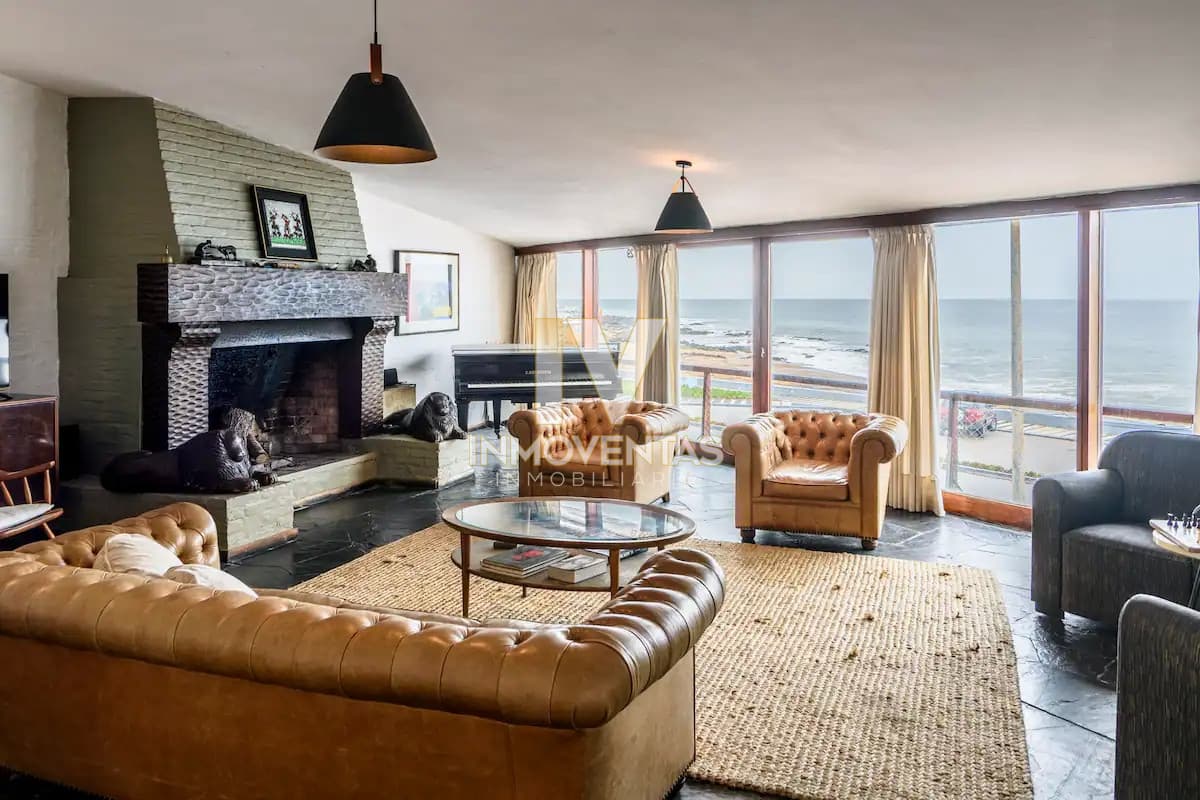 Casa de seis dormitorios en primera linea frente al mar en Península de Punta del Este