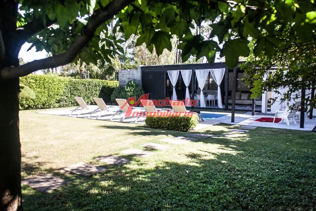 Moderna Casa Playa Mansa  - Punta del Este  - 5 dorm.