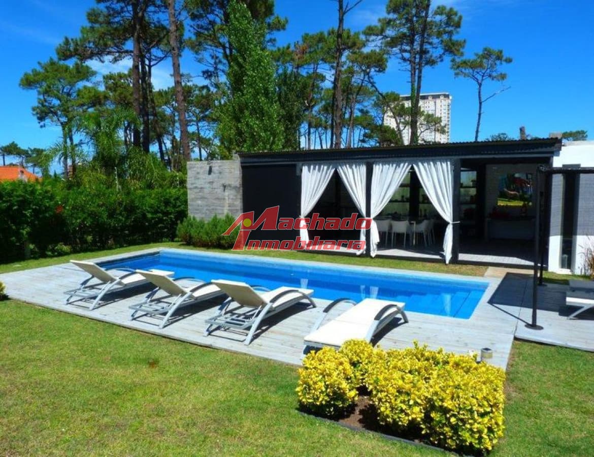 Moderna Casa Playa Mansa  - Punta del Este  - 5 dorm.