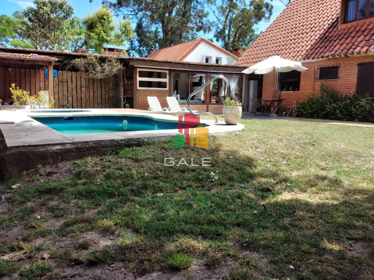 Casa de 4 dormitorios en alquiler en Playa Mansa   -