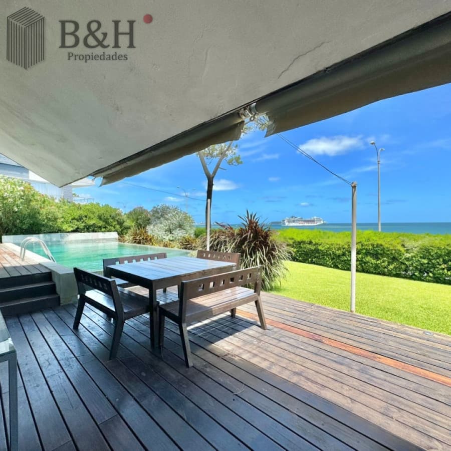 Casa en Venta Playa Mansa Frente al Mar Cuatro Dormitorios