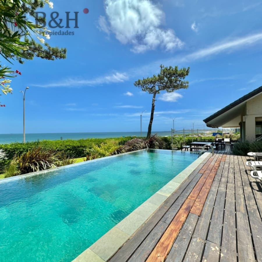 Casa en Venta Playa Mansa Frente al Mar Cuatro Dormitorios