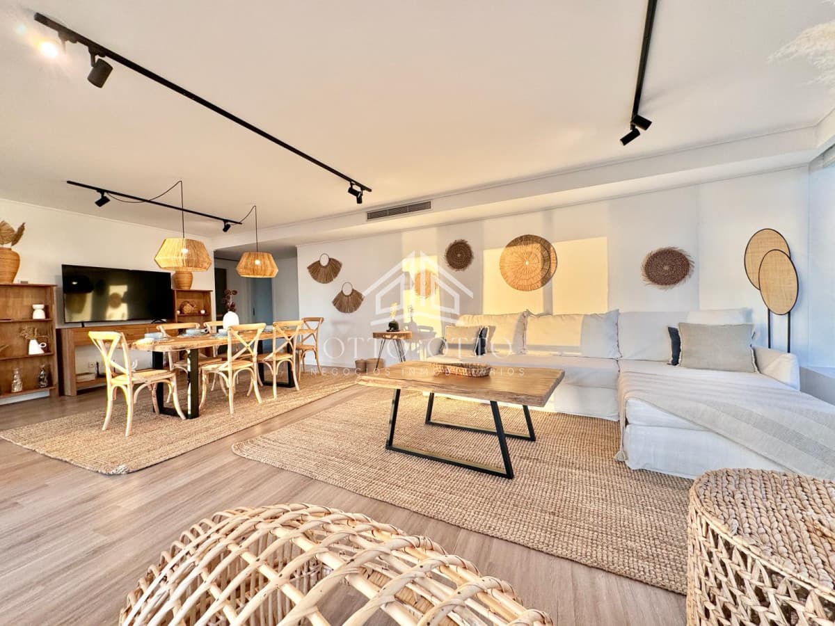 Alexander Boulevard de tres dormitorios en Venta