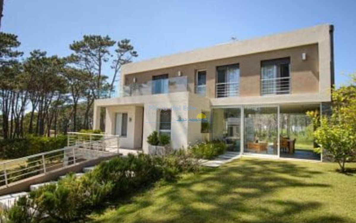 Excelente propiedad en Barrio Privado - Cinco Dormitorios a metros del Mar - Inmobiliaria Playa del Este