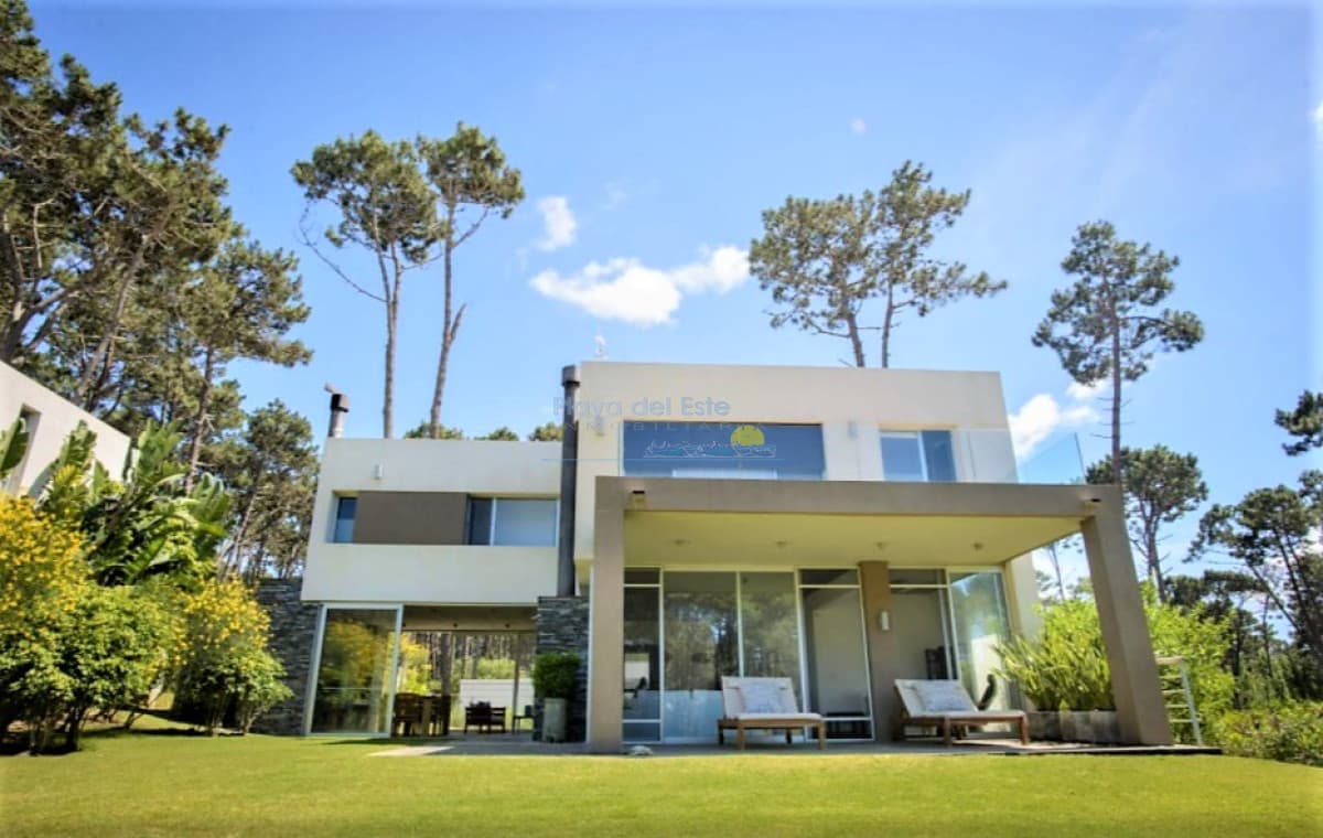 Excelente propiedad en Barrio Privado - Cinco Dormitorios a metros del Mar - Inmobiliaria Playa del Este