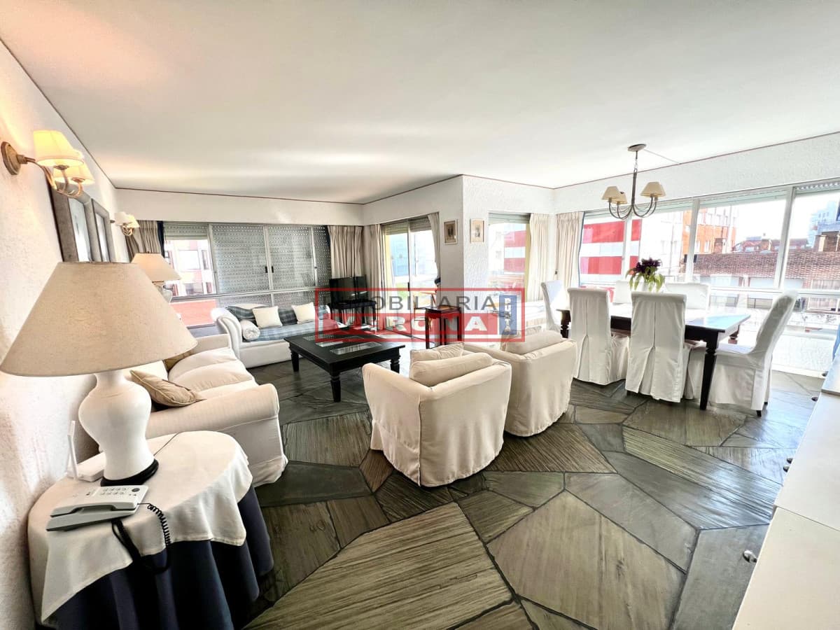 Cómodo depto. en plena Pení­nsula, cerca de todo. - Inmobiliaria Verona Punta