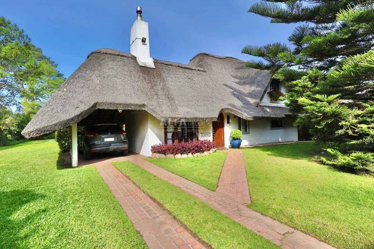 Casa en Pinares, 3 dormitorios alquiler temporal y venta