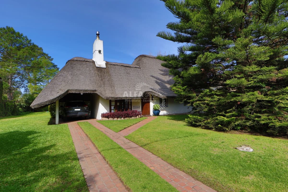 Casa en Pinares, 3 dormitorios alquiler temporal y venta