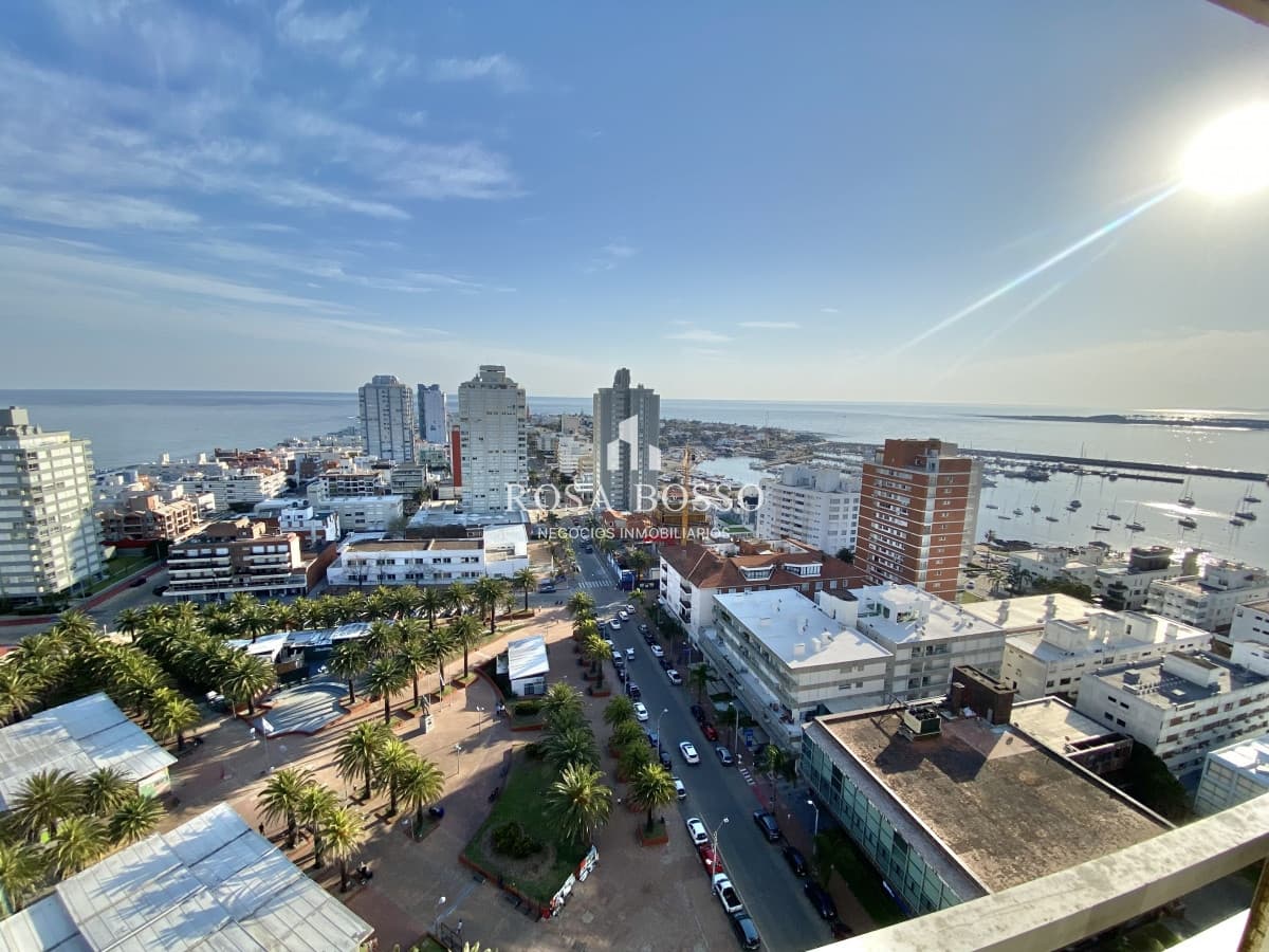 Peninsula en frente a la plaza de los artesanos
