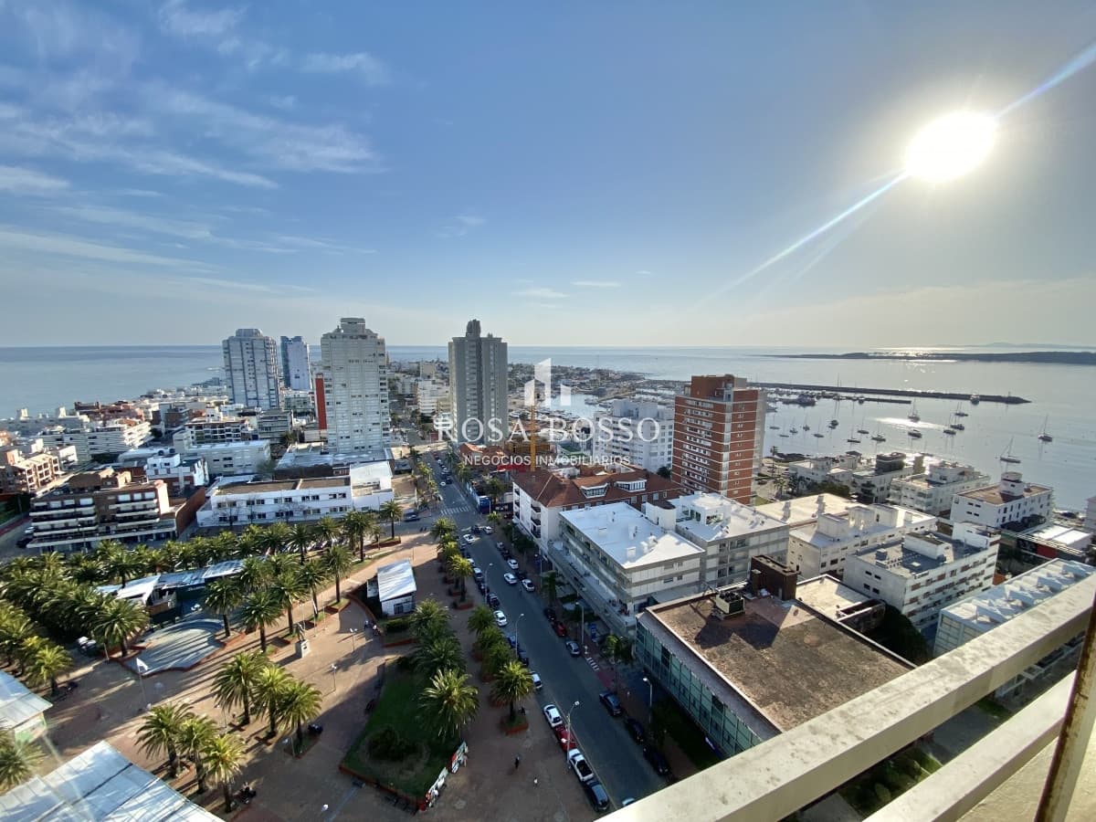 Peninsula en frente a la plaza de los artesanos
