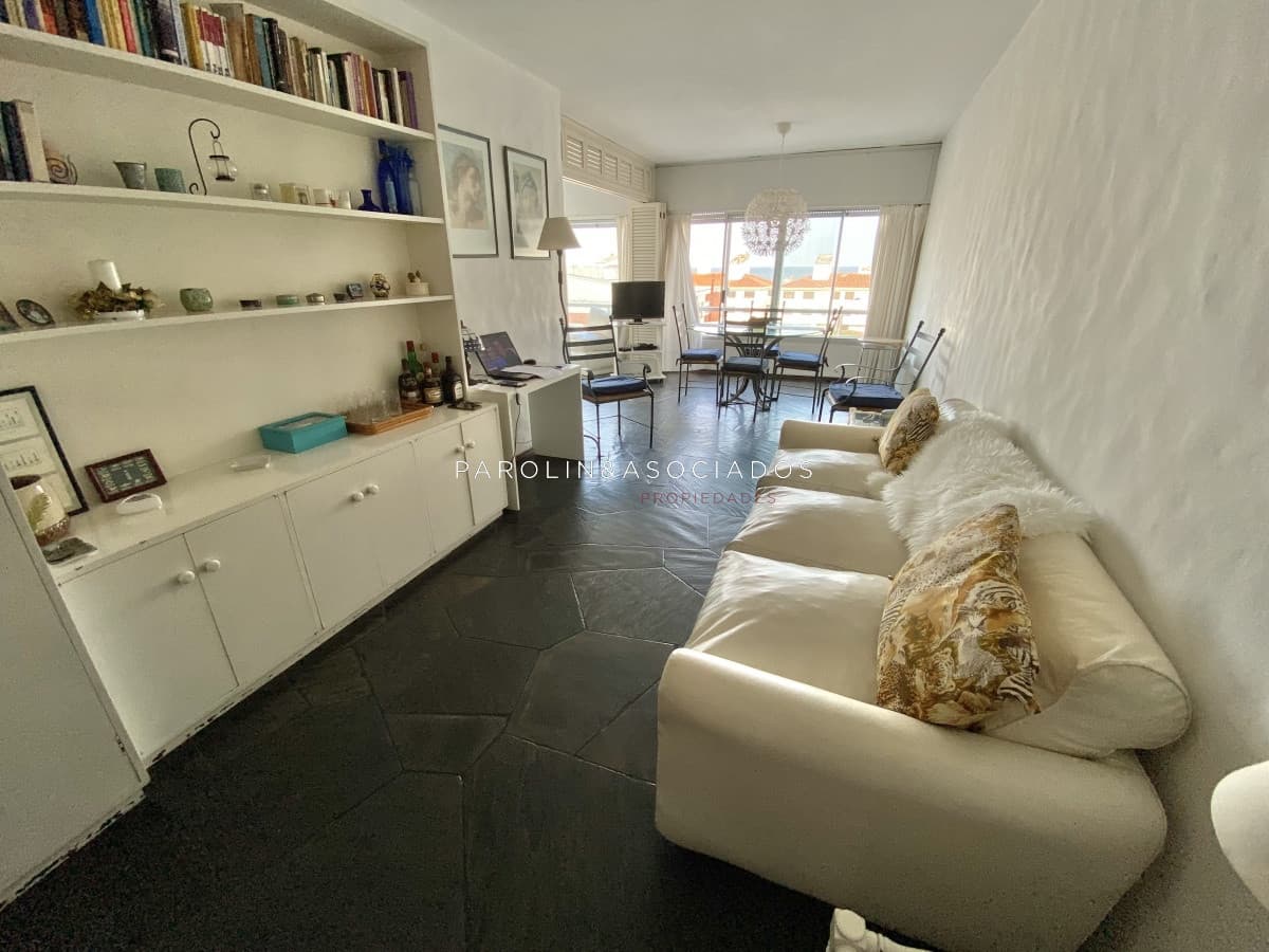 Apartamento en venta de 2 dormitorios en Punta del Este.