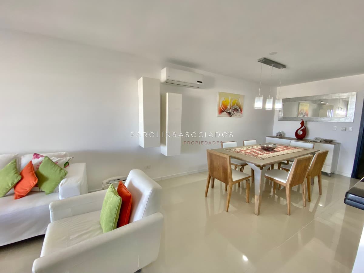 Apartamento en venta de 2 dormitorios en Icon Brava, Punta del Este.