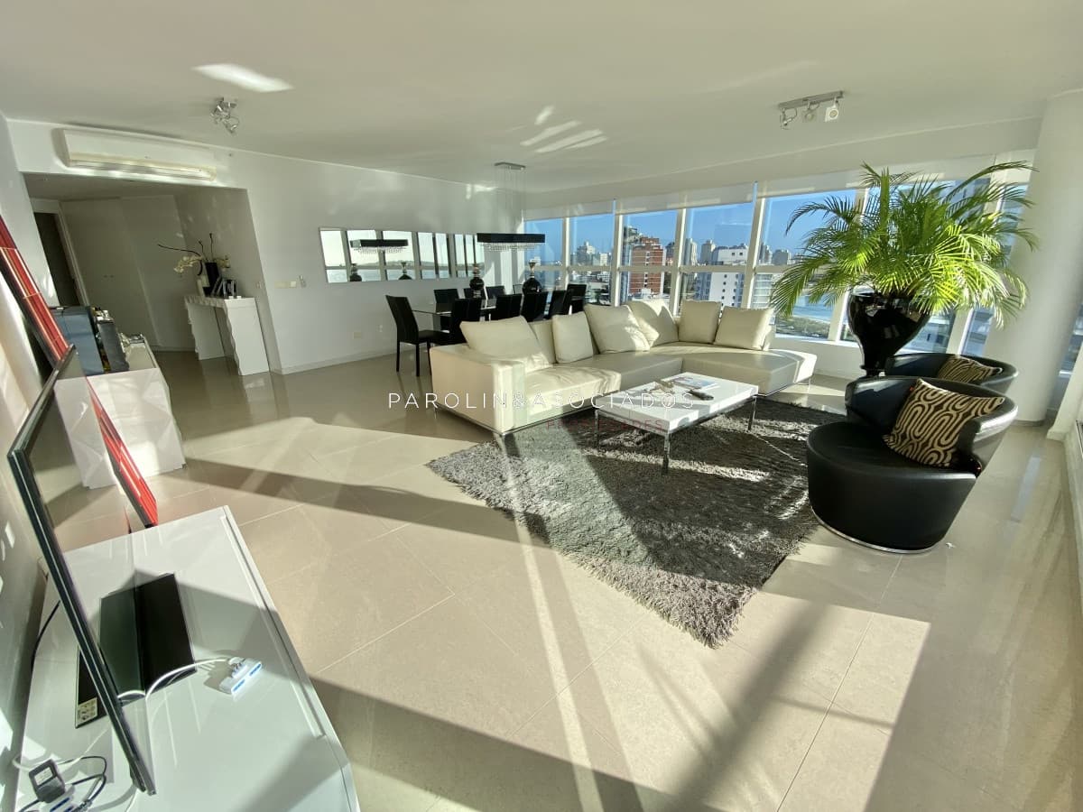 Apartamento en venta en torre Alexander Boulevard, Punta del Este