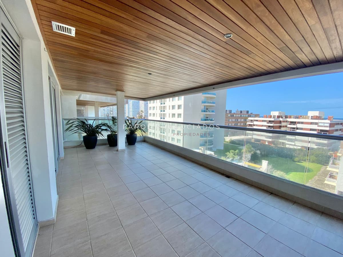 Apartamento en venta de 2 dormitorios en Icon Brava, Punta del Este.