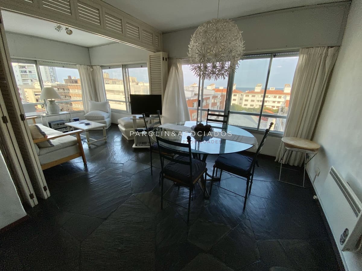 Apartamento en venta de 2 dormitorios en Punta del Este.