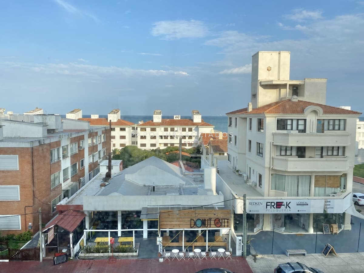 Apartamento en venta de 2 dormitorios en Punta del Este.