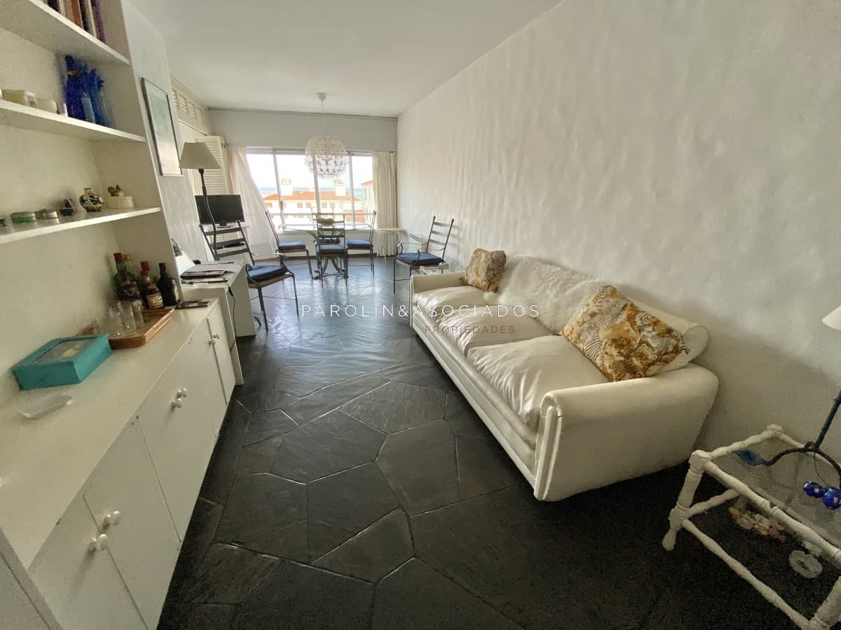 Apartamento en venta de 2 dormitorios en Punta del Este.