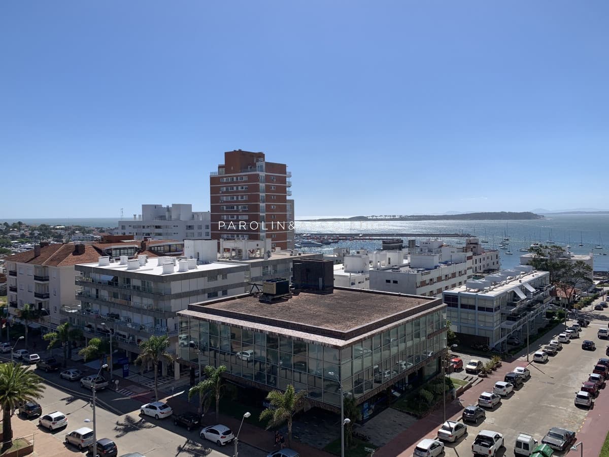Apartamento en venta con vista al puerto de Punta del Este.