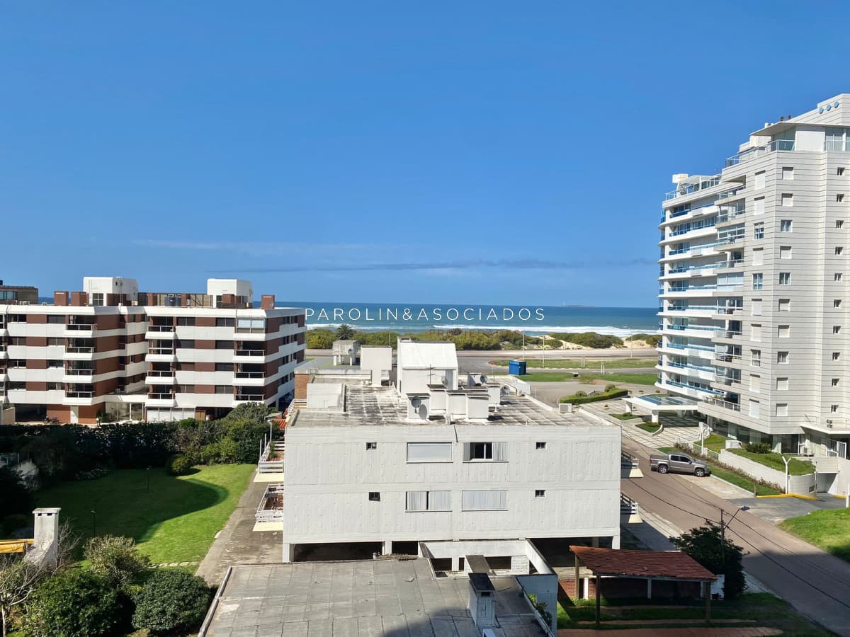 Apartamento en venta de 2 dormitorios en Icon Brava, Punta del Este.