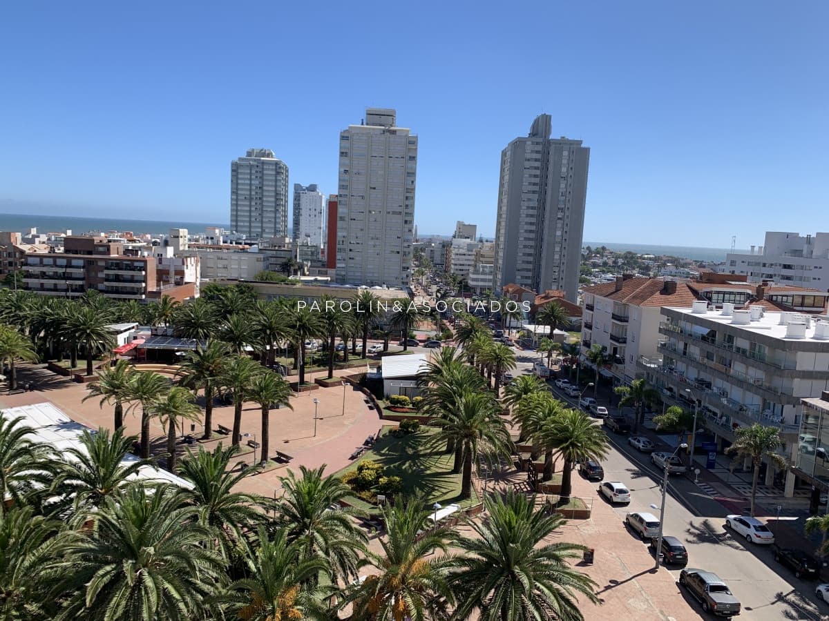 Apartamento en venta con vista al puerto de Punta del Este.