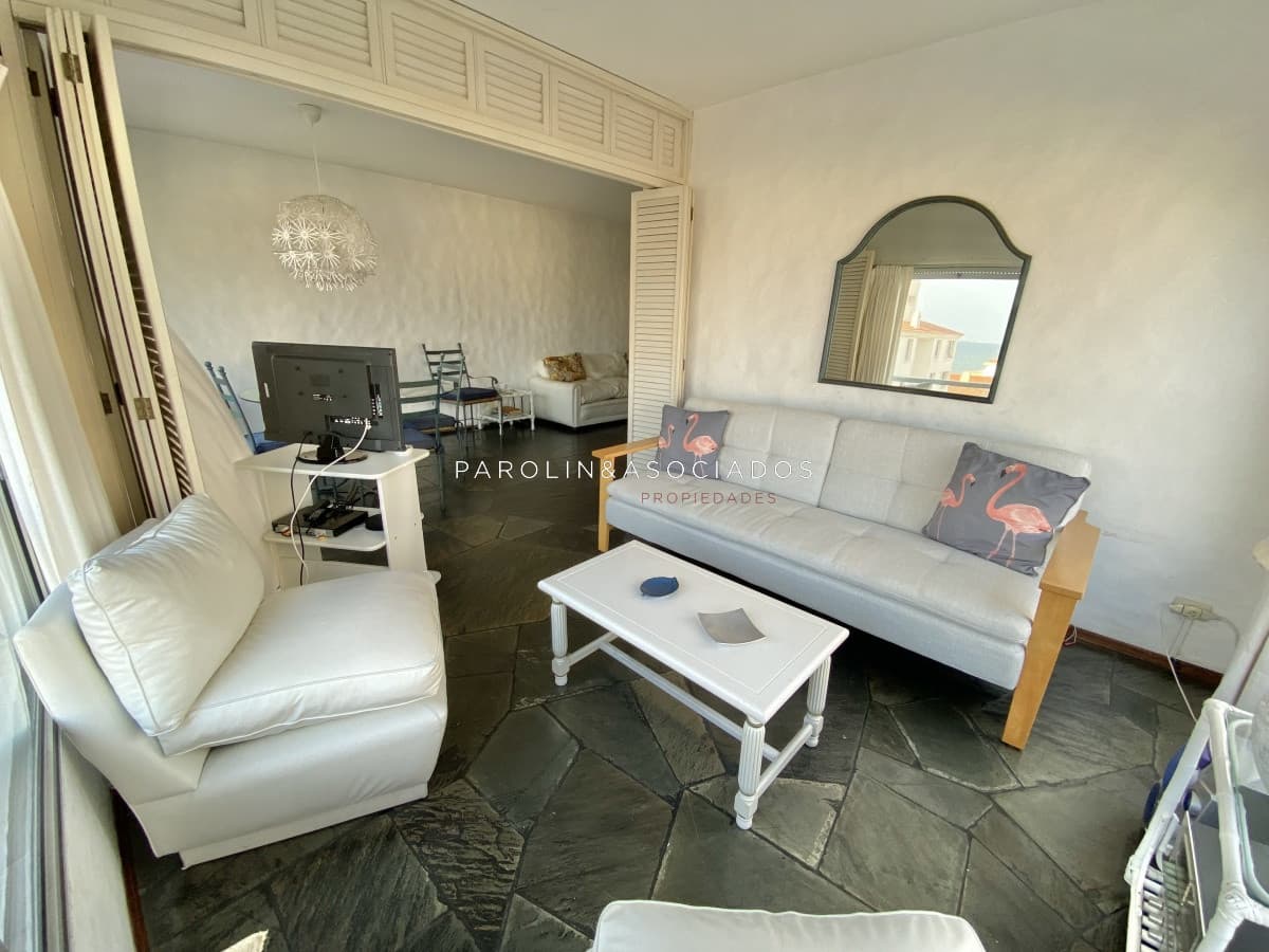 Apartamento en venta de 2 dormitorios en Punta del Este.