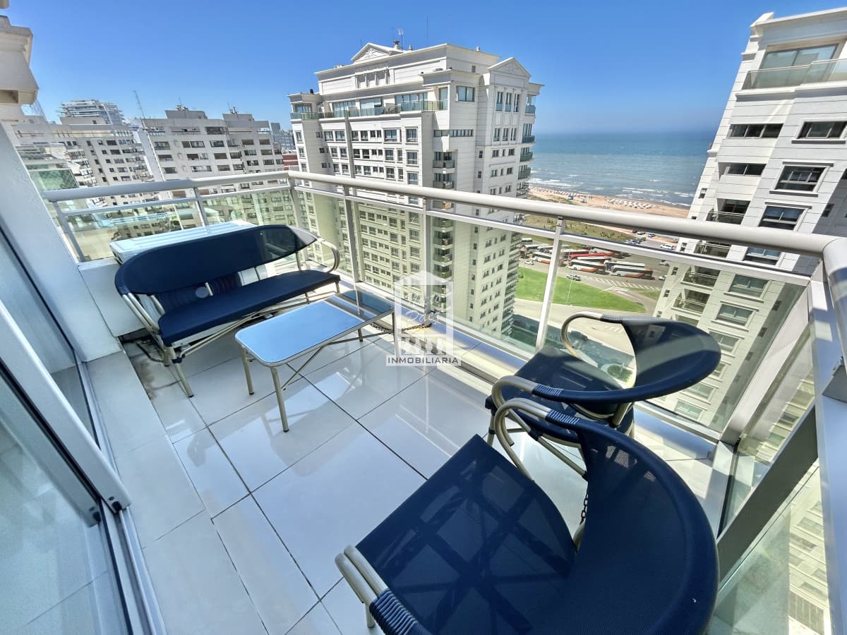 VENTA DE PENTHOUSE DE 2 DORMITORIOS EN EDIFICIO IMPERIALE III PUNTA DEL ESTE