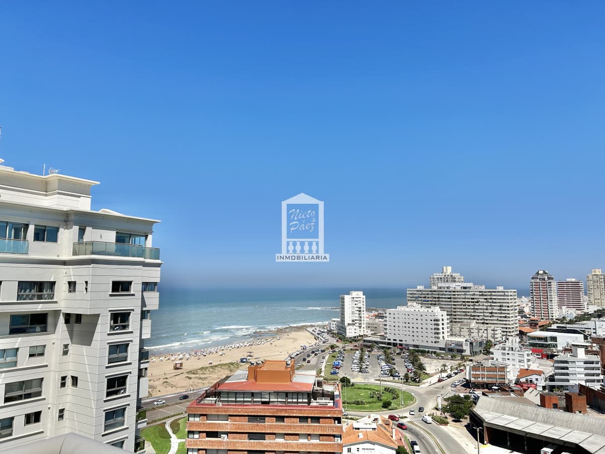 VENTA DE PENTHOUSE DE 2 DORMITORIOS EN EDIFICIO IMPERIALE III PUNTA DEL ESTE