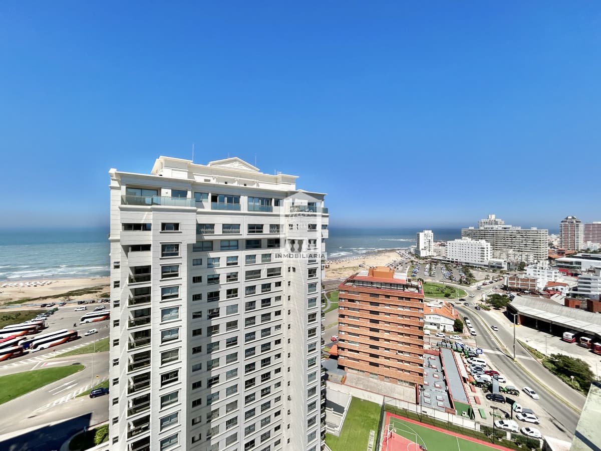 VENTA DE PENTHOUSE DE 2 DORMITORIOS EN EDIFICIO IMPERIALE III PUNTA DEL ESTE