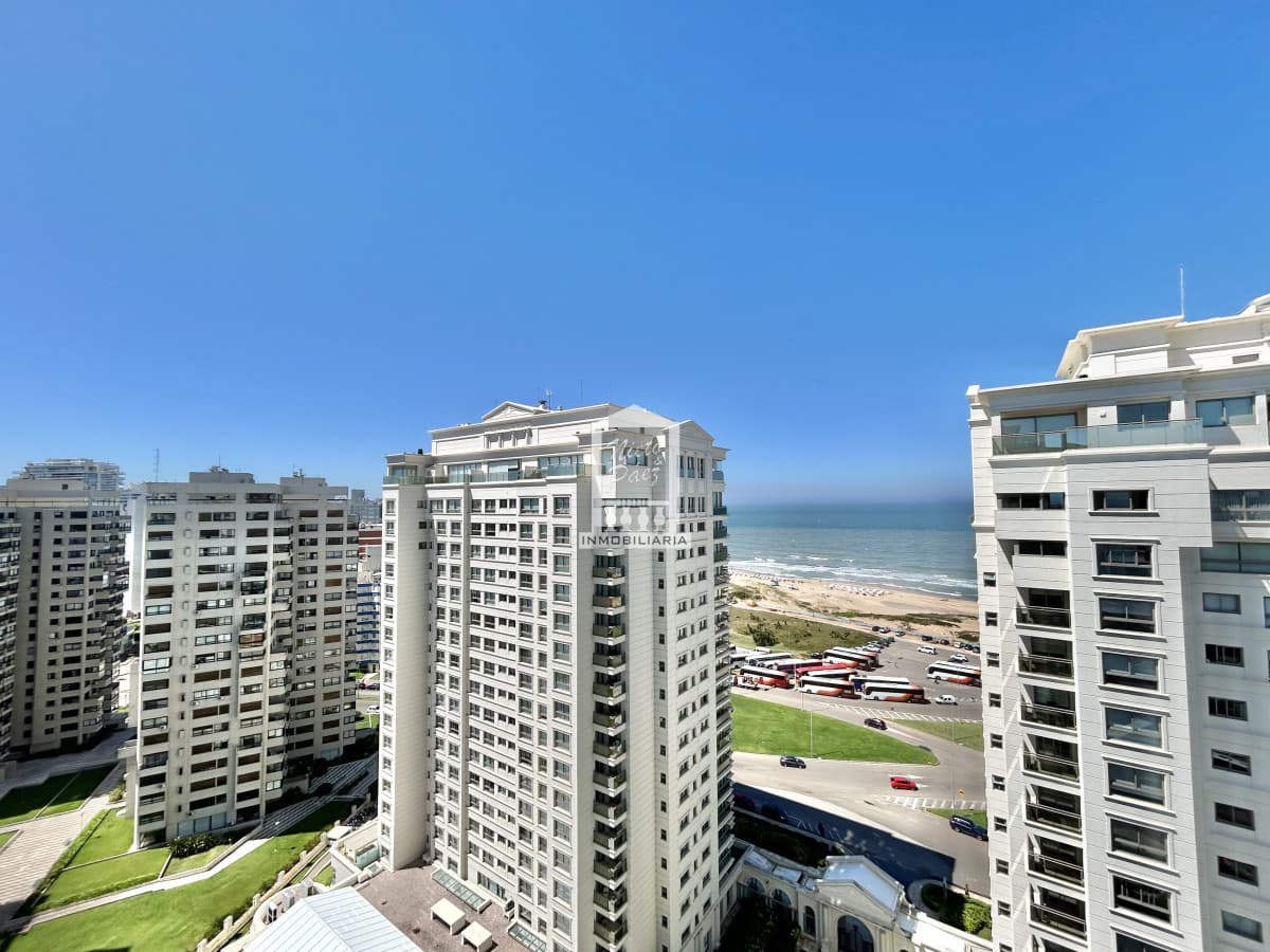 VENTA DE PENTHOUSE DE 2 DORMITORIOS EN EDIFICIO IMPERIALE III PUNTA DEL ESTE