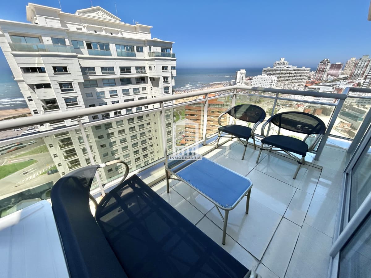 VENTA DE PENTHOUSE DE 2 DORMITORIOS EN EDIFICIO IMPERIALE III PUNTA DEL ESTE