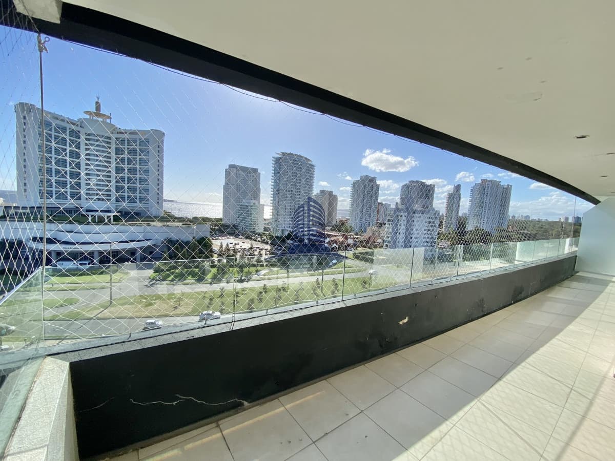VENTA DE APARTAMENTO DE 2 DORMITORIOS Y MEDIO EN MANSA PUNTA DEL ESTE