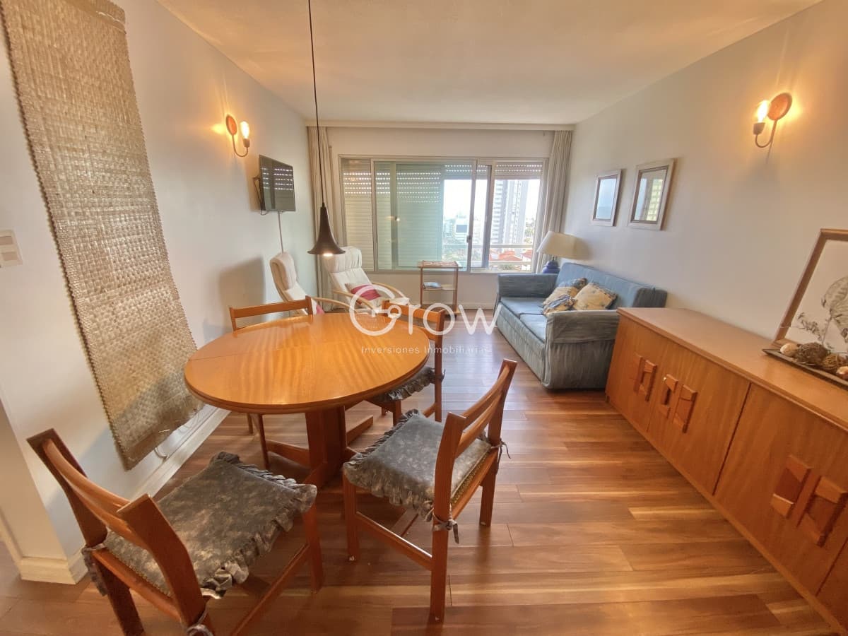 VENTA DE APARTAMENTO DE 1 DORMITORIO EN EDIFICIO LIBERTADOR PUNTA DEL ESTE