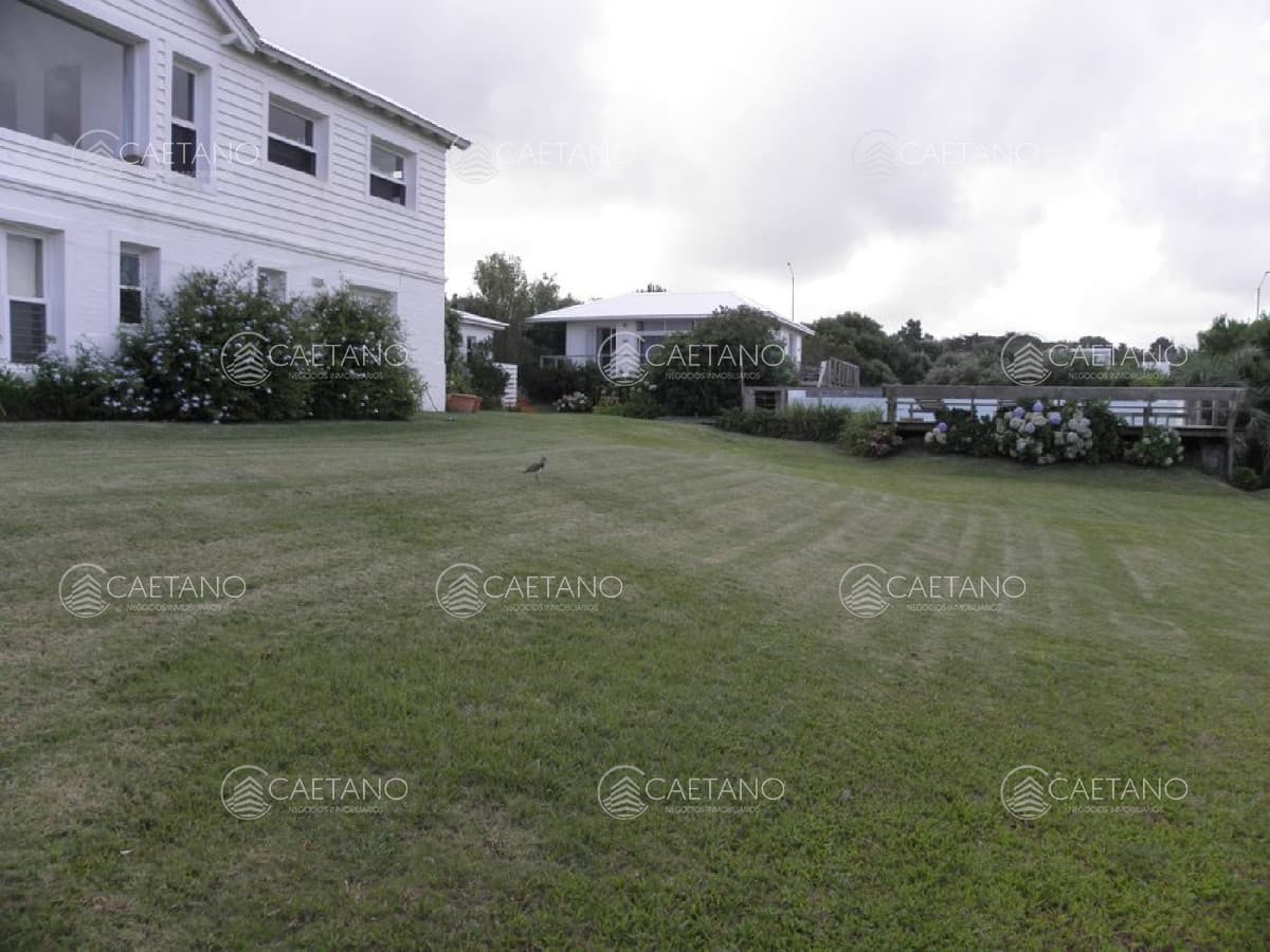 Venta y alquiler de exclusiva propiedad en Punta Piedras